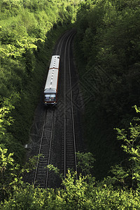 位于德国schwabi大厅附近在阳光明媚的夏天铁路图片
