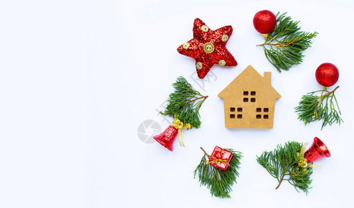 圣诞快乐节日有圣诞节成份的小型房屋礼品松树枝和白色背景的装饰品图片