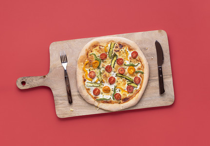 木制切板和红色背景的春披萨在比美食自制素披萨意大利菜健康的比萨上方图片