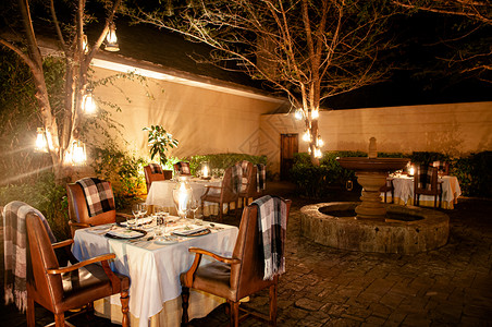 豪华的非洲度假旅舍的户外餐厅图片