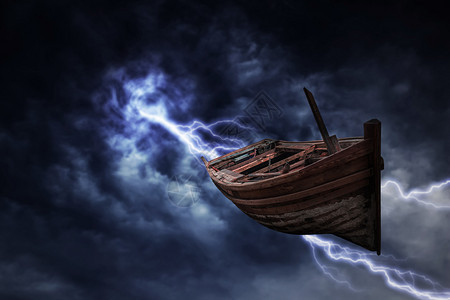 船从天而降随着暴风雨图片