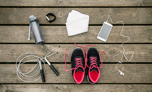 媒体人：足协敢不敢给邵佳一八年时间，带两世界杯周期一定能出线