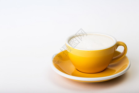 法国早餐美丽的咖啡白色背景的黄咖啡杯卡布奇诺图片
