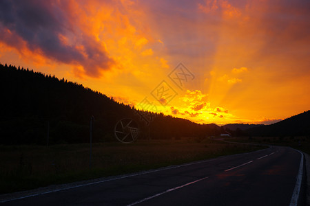 罗马尼亚公路日落的美景图片