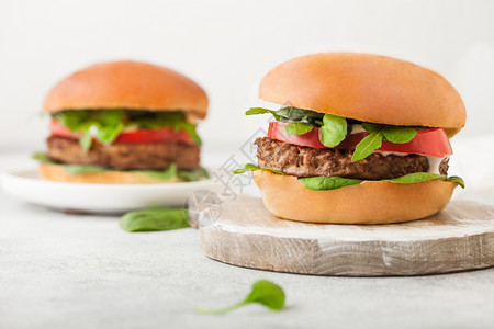 健康素食免费肉汉堡圆切餐板上蔬菜和菠背景浅图片