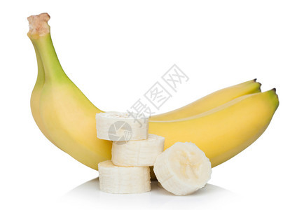 新鲜成熟的有机香蕉集群白色上有切片图片