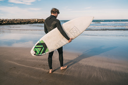 足球报：海港亚冠跨赛季2平7负9场不胜，想要出线难度不小