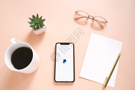 2019年5月7日工作室平板办公桌和苹果iphonexs在屏幕上有付费应用程序Paypl是一个在线电子支付系统图片