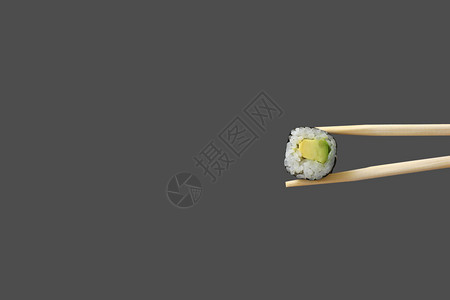 新鲜素食者马基寿司卷配有灰色背景的木棍子复制空间背景图片