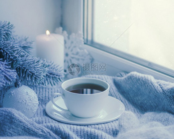 寒冷的冬天仍然有生命一杯热茶和本书窗台上贴着温暖的格子从外面排雪图片