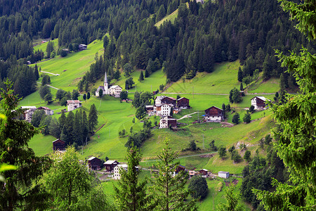 位于山坡上的意大利小村庄图片