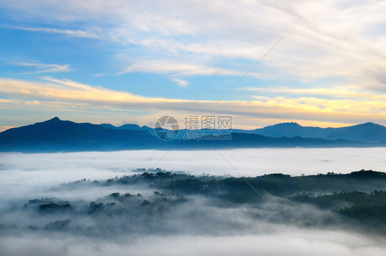 山岳雾和云山谷地貌的日出概念是旅行图片