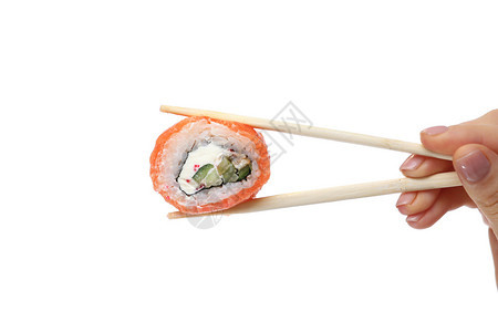 女手拿着寿司卷和筷子面对纯白背景女手拿着寿司卷和纯白背景的筷子图片