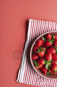 熟的草莓新鲜采摘在毛巾上的红色托盘中在桌子上厨房红莓夏季水果甜草莓图片