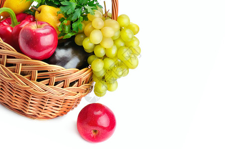 蔬菜和水果放在一篮子中孤立在白色背景上健康的食物免费文字空间图片