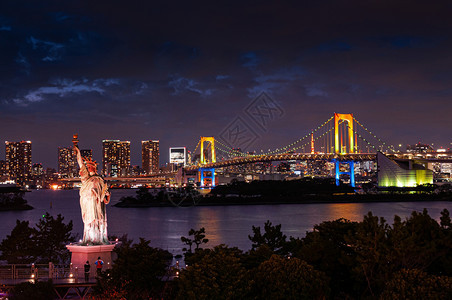 Odaib彩虹桥和自由雕像夜以亮的彩色光和东京湾风景图片