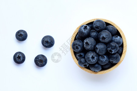 白背景上的蓝莓顶视图高清图片