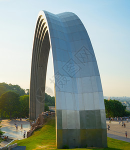 人民和友谊拱门是kievuraine的一个纪念碑图片