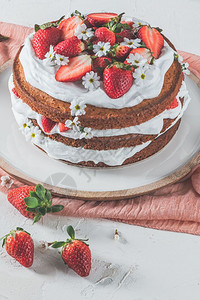 草莓蛋糕海绵鲜草莓和白底酸奶油图片
