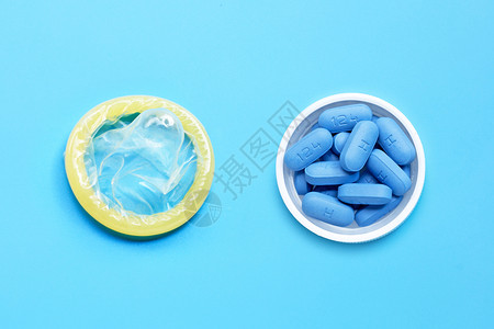 除概念外在蓝底塑料药丸瓶盖内用避孕套预先接触前防流感图片