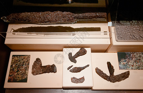 泰兰古代铜斧和史前人类工具展览图片
