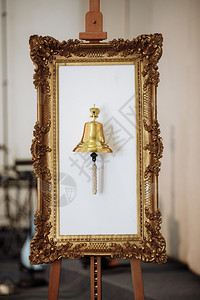 金镜框白色背景的金铃婚礼装饰选择焦点白色背景的金镜框选择焦点背景图片