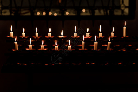 教堂燃烧的蜡烛图片