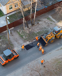 工人挖土机压修理道路图片