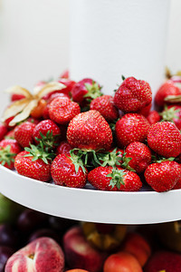 各种新鲜水果草莓苹桃子和椰水果背景各种新鲜水果桃子和椰背景图片