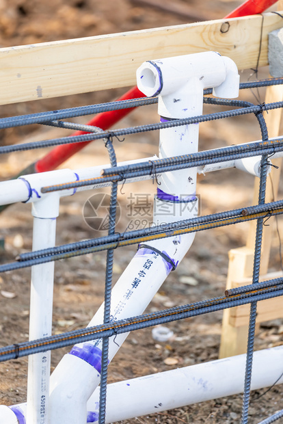 新安装的pvc管道和建筑工地的钢管结构图片