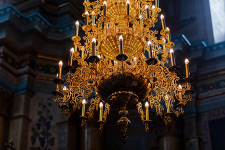 大青铜吊灯有电蜡烛在堂有选择焦点大青铜吊灯有电蜡烛在堂图片