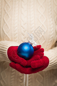 妇女穿着季节红色手套佩戴蓝圣诞节装饰品图片