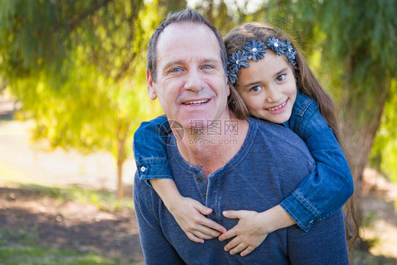 可爱的女孩和祖父在户外玩得开心图片
