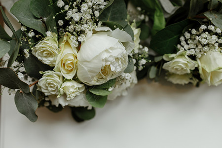 白桌伴娘的玫瑰和绿婚礼花束白桌伴娘的玫瑰和绿婚礼花束新娘的早晨婚礼配件选择焦点白桌伴娘的玫瑰和绿婚礼花束图片