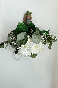白桌新娘的婚礼花束白玫瑰和绿色花束新娘的上午结婚附件白桌新娘的婚礼花束白玫瑰和绿色花束结婚附件图片