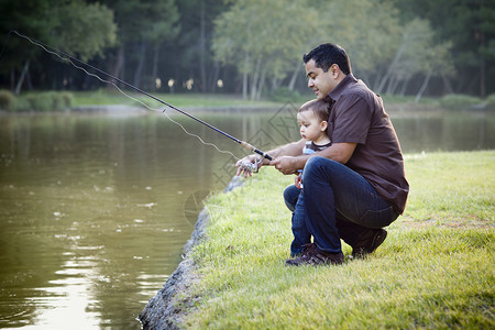 父子在湖边钓鱼背景图片