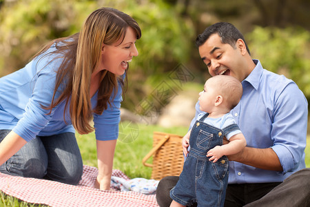 快乐的家庭在公园野餐图片