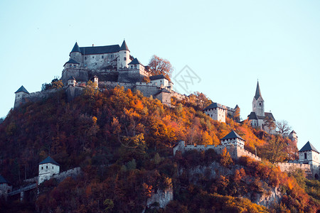 在山顶上的中世纪城堡图片
