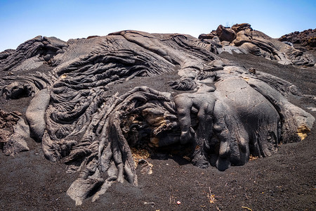 黑色沙漠岩浆流的细节火山斗篷动脉非洲岩浆流的细节雾背景