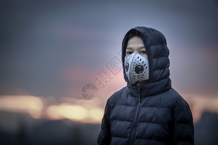 空气污染概念有呼吸面具的男孩背景烟雾背景图片