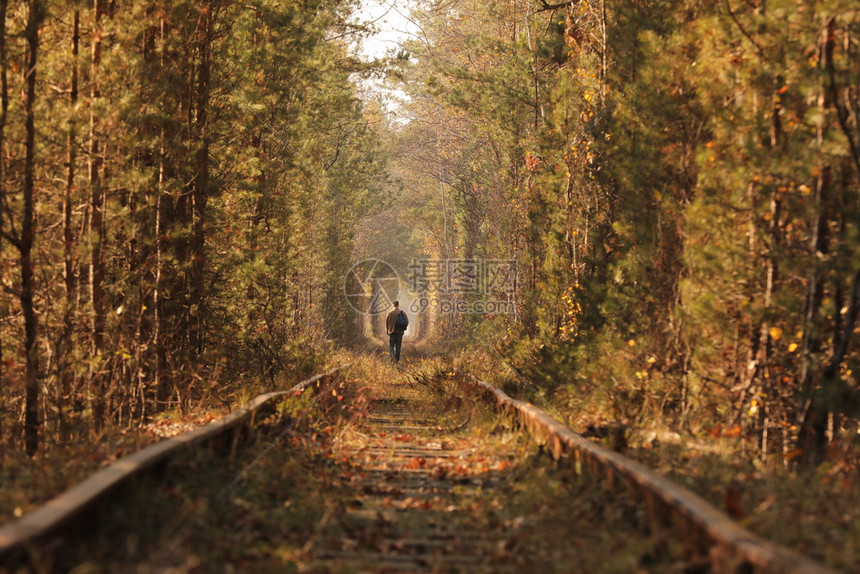 一个孤独的人走过爱隧道秋天图片