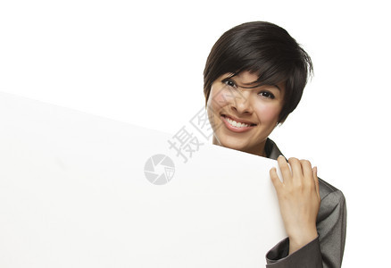 年轻成女在白背景的孤立女面前持有白的标志图片