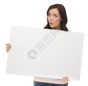 美貌的混合种族女持有空白的标志孤立在白色背景图片