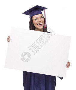 穿着帽子和礼服的快乐混合种族女毕业图片