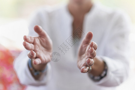 怀念的女士用双手表现尊重的姿态精神觉醒尊重背景图片