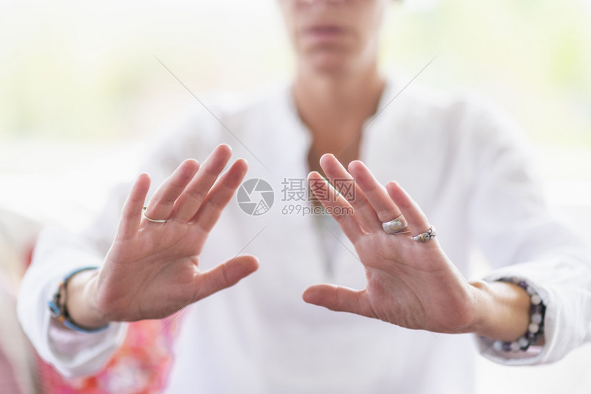 怀念的女士用双手表现尊重的姿态精神觉醒尊重图片