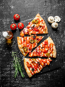 用西红柿辣椒和香肠的披萨片用黑色生锈背景的披萨片用西红柿辣椒和香肠的披萨片图片