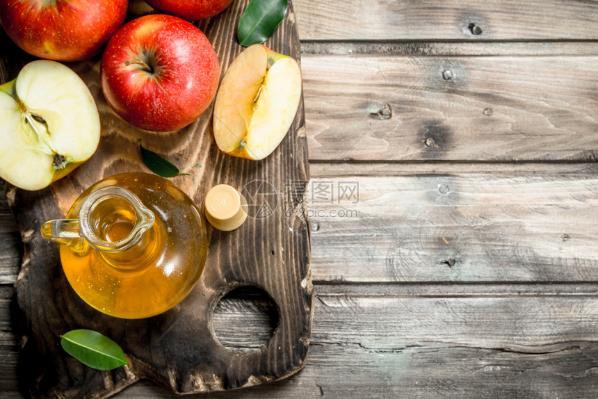 苹果醋红在切削板上灰木背景苹果醋红在切削板上新鲜的红苹果图片