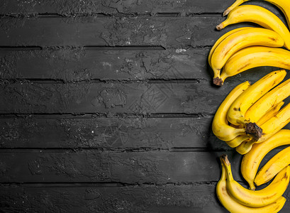 整条新鲜香蕉黑色生锈背景的图片