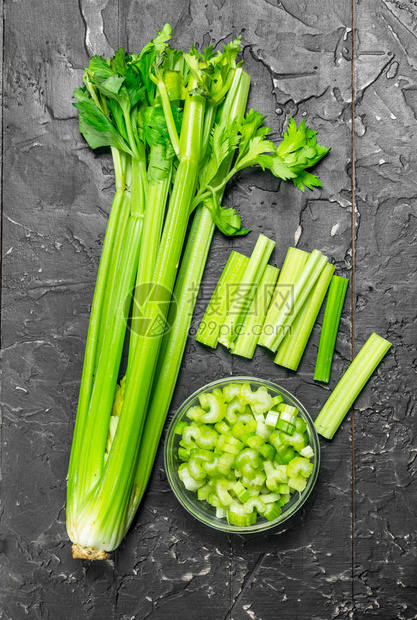 碗里切开的菜生锈背景的碗里切开菜图片